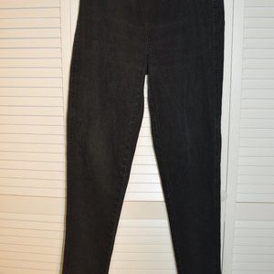 DG2 by Diane Gilman, Black jegging with a back yoke stitching, size medium.